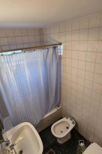 Un baño con lavabo, inodoro y ducha. en DUPLEX EN GODOY CRUZ Mendoza, en Godoy Cruz 9 fotos más
