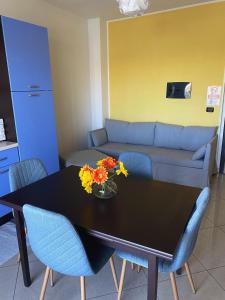 - un salon avec une table et un canapé dans l'établissement Appartamento Eliana, à Asti