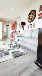 Televízia a/alebo spoločenská miestnosť v ubytovaní Ranch 66 - Moderní Tiny House Black Swallow ve stylu Route 66 se saunou a bazénem