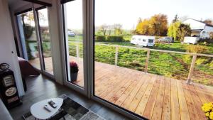 Vonkajšia záhrada v ubytovaní Ranch 66 - Moderní Tiny House Black Swallow ve stylu Route 66 se saunou a bazénem