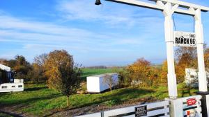Fotografia z galérie ubytovania Ranch 66 - Moderní Tiny House Black Swallow ve stylu Route 66 se saunou a bazénem v destinácii Tršice