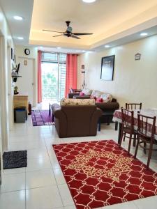 瓦卡車葉的住宿－MBI Homestay, Wakaf Che Yeh Kota Bharu，客厅配有沙发和桌子