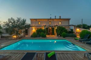 The swimming pool at or close to Son Indiot