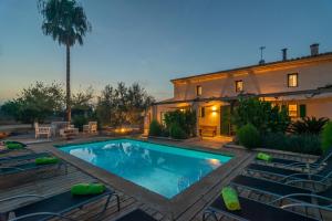 The swimming pool at or close to Son Indiot