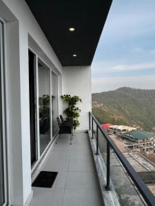 - un balcon avec vue dans l'établissement VivaPines, Murree, à Murree