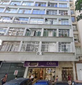 Un palazzo alto con un negozio celtican di fronte di Apartamento 1 quarto a 4 min da praia - Copacabana a Rio de Janeiro