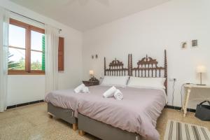 A bed or beds in a room at Son Indiot