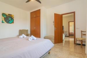 A bed or beds in a room at Son Indiot
