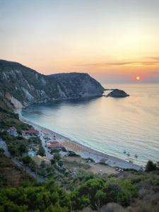 a view of a beach at sunset at Moncasa Al centro in Lixouri