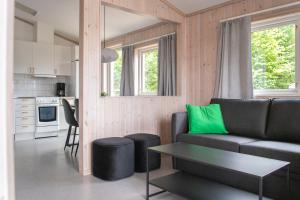 uma sala de estar com um sofá e uma mesa em First Camp Edsvik-Grebbestad em Skickeröd