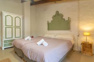 A bed or beds in a room at Son Indiot