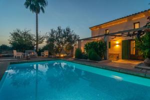 The swimming pool at or close to Son Indiot