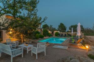 The swimming pool at or close to Son Indiot