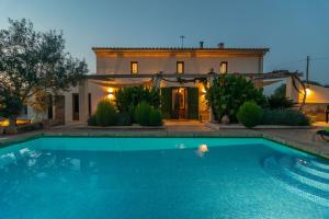 The swimming pool at or close to Son Indiot