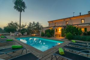 The swimming pool at or close to Son Indiot