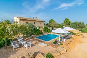 une image d'une villa avec une piscine dans l'établissement Son Indiot, à Algaida