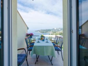 米利尼的住宿－Apartments Villa Soleil，海景阳台上的桌子