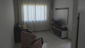 Μια τηλεόραση ή/και κέντρο ψυχαγωγίας στο Casa aconchegante com piscina e bem localizada