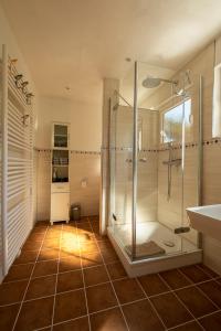 y baño con ducha y lavamanos. en Ferienhaus Zum Waldrand, en Erfweiler