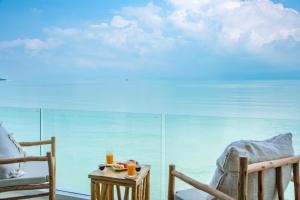 una habitación con vista al mar en Riviera Beach Hotel, en Bophut 