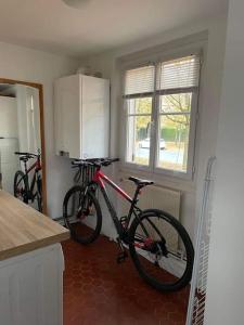 duas bicicletas estão estacionadas numa cozinha em Maison 6 personnes hippodrome de Compiègne em Compiègne