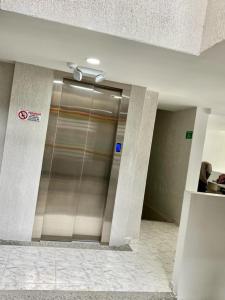 un corridoio con ascensore in un edificio di Kalessi ad Armenia