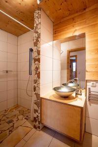 ein Bad mit einem Waschbecken und einer Dusche in der Unterkunft Ferienwohnungen Erlebnisnaturhof in Aschau im Chiemgau