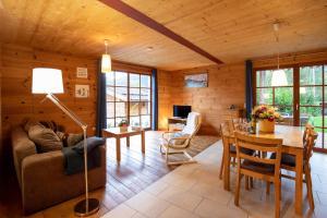 ein Wohnzimmer mit einem Sofa und einem Tisch in der Unterkunft Ferienwohnungen Erlebnisnaturhof in Aschau im Chiemgau