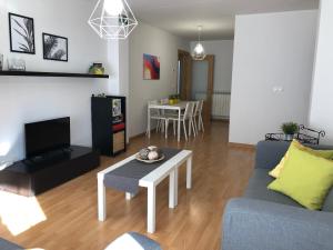 uma sala de estar com um sofá e uma mesa em Apartamentos Ribera Navarra - Bardenas em Castejón