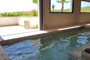 Bazén v ubytovaní Villa Luxe piscine intérieure SPA chauffée vue exceptionnelle sur vignoble alebo v jeho blízkosti