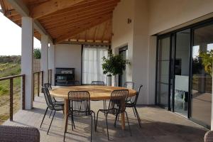Balkón alebo terasa v ubytovaní Villa Luxe piscine intérieure SPA chauffée vue exceptionnelle sur vignoble