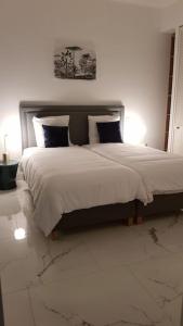 Posteľ alebo postele v izbe v ubytovaní Villa Luxe piscine intérieure SPA chauffée vue exceptionnelle sur vignoble