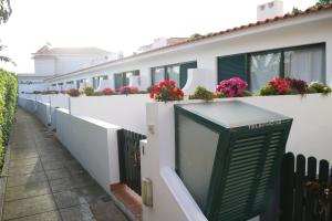 una fila di case con fiori sui balconi di Vilas Maria a Funchal