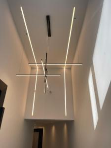 Raam Luxury Suites في لارنكا: مجرى ضوء يتدلى من سقف الغرفة