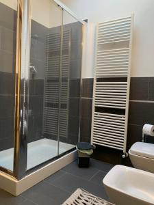 uma casa de banho com um chuveiro, um WC e um lavatório. em CasaBella Inalpi Arena em Turim