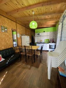 cocina y sala de estar con mesa y sillas en Cabaña OHANA ALVORADA -BARRA CHUY BRASIL, en Chuy