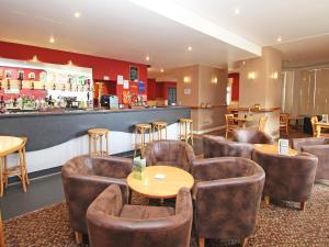 um restaurante com cadeiras e mesas e um bar em 32 Manorcombe em Callington