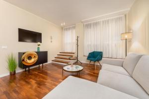 a living room with a couch and a tv at Casa da Suite Costanza in Milan