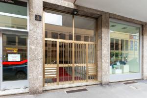 a store front with glass windows with a car in it at Casa da Suite Costanza in Milan