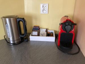 a coffee maker and a coffeemaker on a counter at L'Aube en Somme in Millencourt-en-Ponthieu
