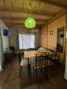 a dining room with a table and chairs at Cabaña OHANA ALVORADA -BARRA CHUY BRASIL in Chuy