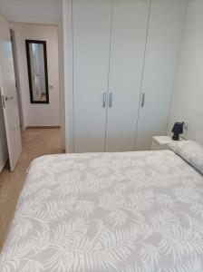 Posteľ alebo postele v izbe v ubytovaní Apartament vistes al mar + 24 fotografií