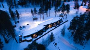 una vista aérea de un tren cubierto de nieve en Pyhä Igloos en Pyhätunturi