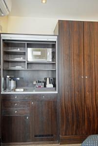 
A kitchen or kitchenette at The Marble Arch Suites
