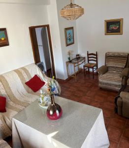 a living room with a vase on a table at Huerta La Niña Arenas in Órgiva