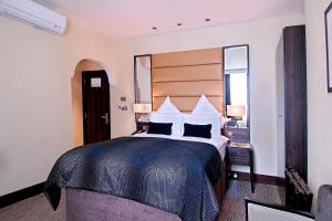 
A bed or beds in a room at The Marble Arch Suites
