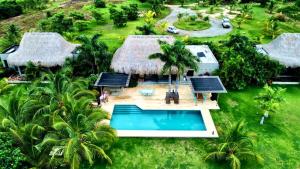 - une vue aérienne sur une maison avec une piscine dans l'établissement Territorio Magico Dibulla, à Dibulla