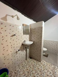 Vonios kambarys apgyvendinimo įstaigoje Vibes and Tides Beach Resort by Enlightened Vagabond