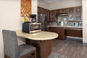 Kuchyň nebo kuchyňský kout v ubytování Staybridge Suites - Cedar Park - Austin N by IHG
