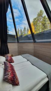 2 camas en una habitación con ventana grande en Pyhä Igloos en Pyhätunturi